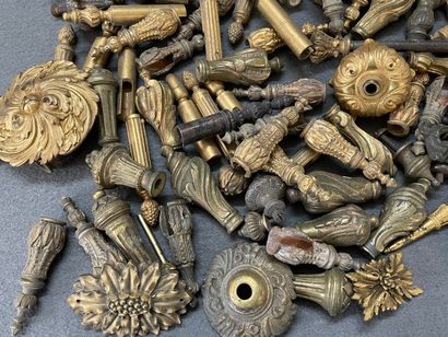 Monture de lustre et important lot d'ornements...