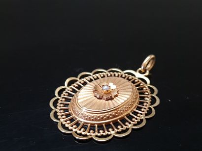 Pendentif médaillon en or ajouré, 750°/00,...