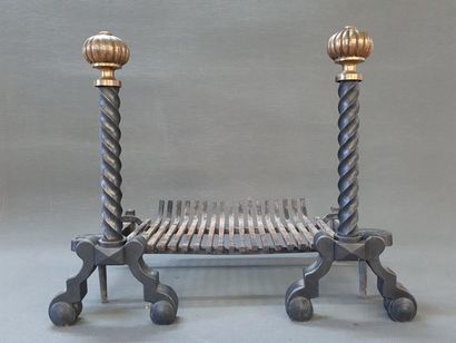 Importante paire de chenets avec grille à...