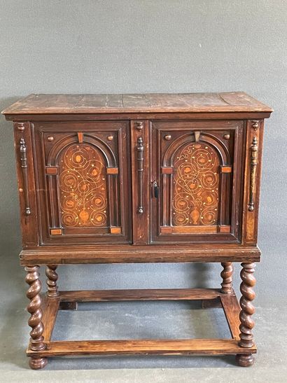 Cabinet sur pieds à intarsia, deux portes...