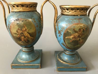 Paire de petits vases sur piedouche en tôle...
