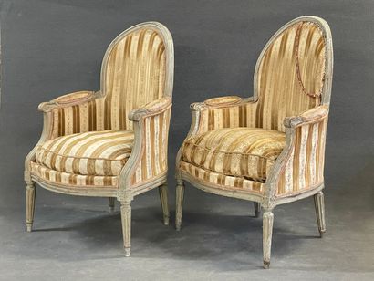 Paire de bergères en bois mouluré et laqué...