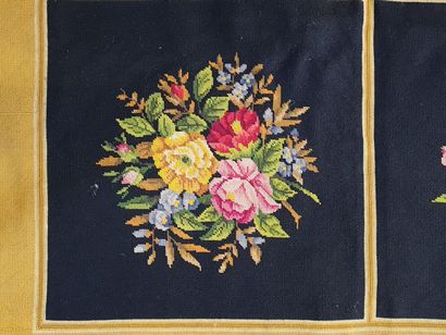 Tapis en tapisserie au petit point carré

178...