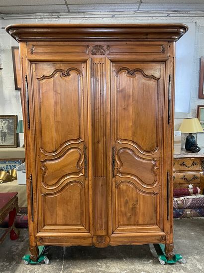 Armoire en noyer mouluré, ouvrant à deux...