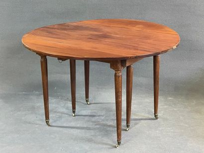 Table à volets à six pieds, en acajou.

XIX°...