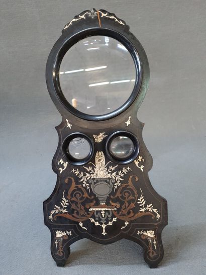 Stéréoscope en bois noirci et loupe à incrustation...