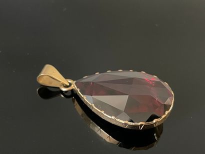 Pendentif or 750°/00 et grenat en poire.