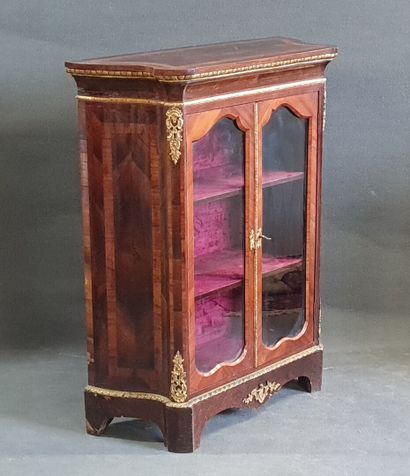 Vitrine basse en frisage de satiné et d'acajou.

Epoque...