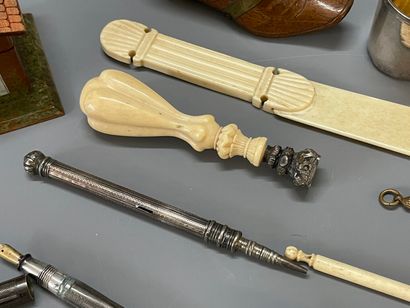 Objets de vitrine comprenant 

Petite timbale...