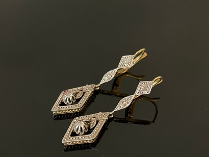 Paire de pendants d'oreille en or et petits...