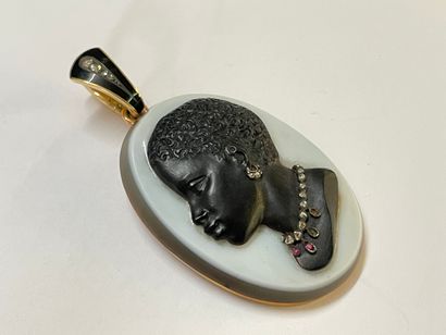 
Pendentif camée en onyx sur deux couches...