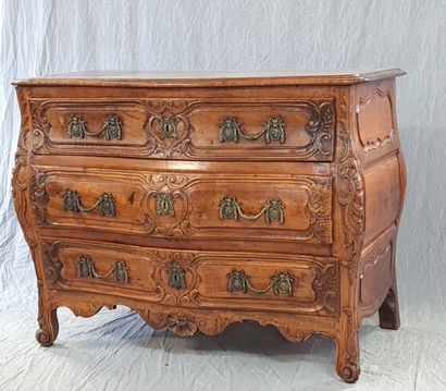 Commode en noyer sculpté, ouvrant à trois...