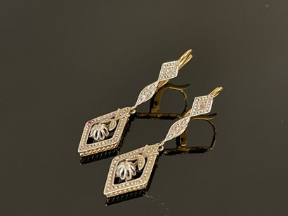 Paire de pendants d'oreille en or et petits...