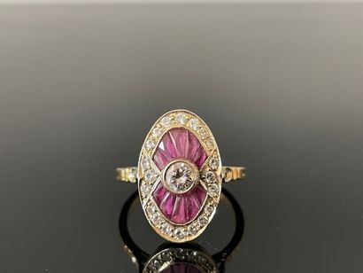 Bague en or 750°/00, plateau ovale serti...