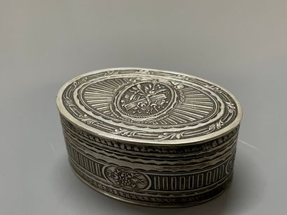 Bibelots de vitrine: boite en argent (100g)...
