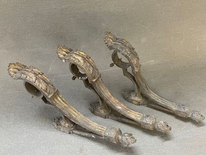 Trois supports de tringle à rideaux en bronze....