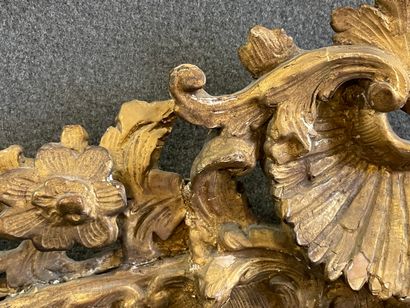 Beau cadre en bois et stuc doré, XVIII°,...