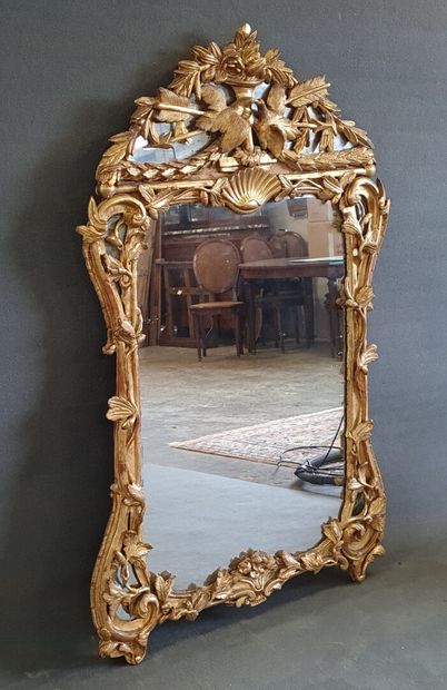 Grand miroir à fronton et parecloses , cadre...