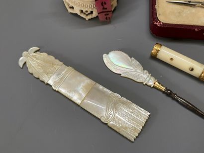 Ensemble d'objets de couture comprenant :Etui...