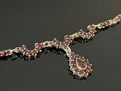 Collier ras de cou en argent et grenats.

L:...