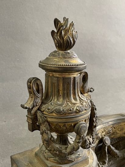 Devant de foyer en bronze à décor de pot...