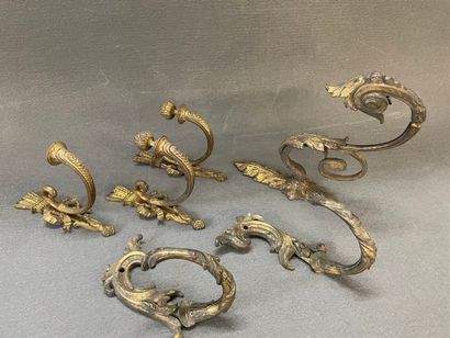 Lot de six embrasses en bronze dont trois...