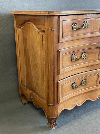 Commode en noyer mouluré ouvrant à trois...