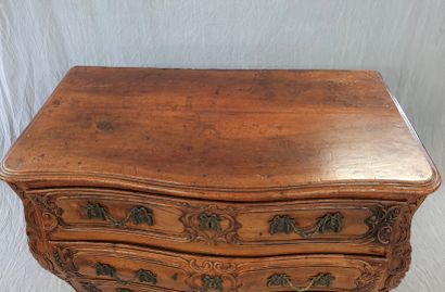 Commode en noyer sculpté, ouvrant à trois...
