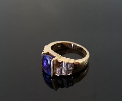 Bague en or 750°/00. sertie d'une tanzanite...