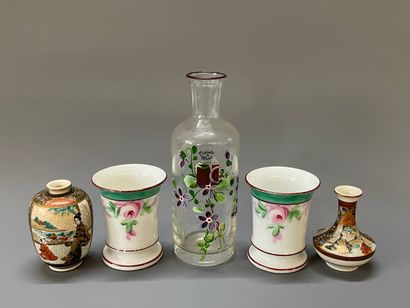 Objets de vitrine: Diminutifs de vases de...