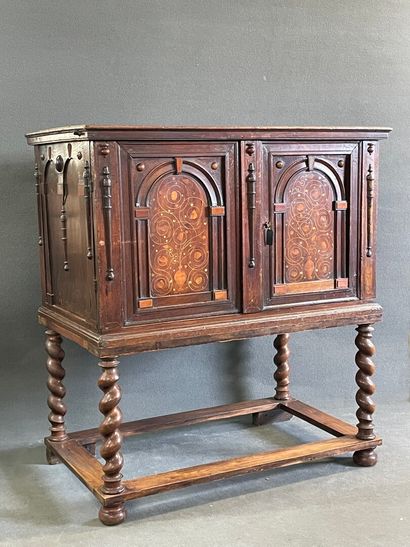 Cabinet sur pieds à intarsia, deux portes...