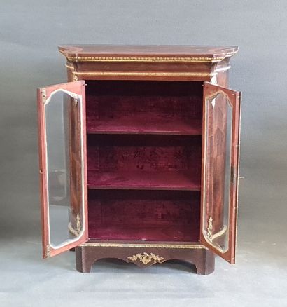 Vitrine basse en frisage de satiné et d'acajou.

Epoque...