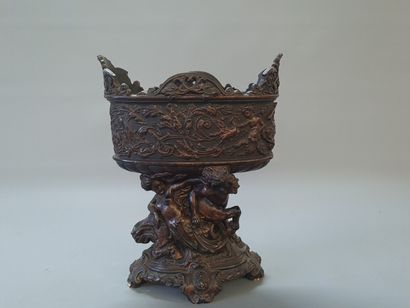 Grande coupe en terre cuite patinée à décor...