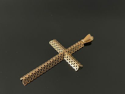 Croix en résille d'or 750°/ 00. 

H: 5 cm...