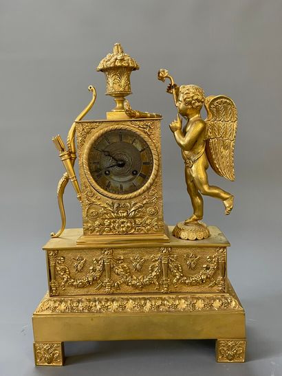Pendule en bronze doré à décor d'amour à...