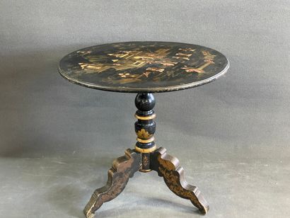 Guéridon tripode en bois laqué décor asiatique...
