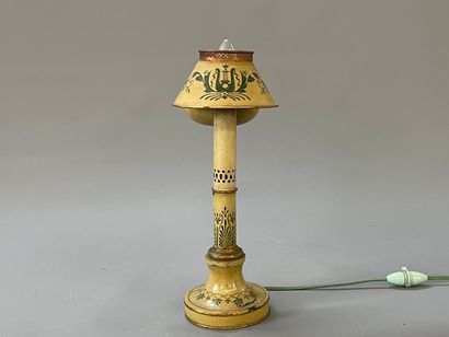 Lampe à quinquet en métal laqué beige et...