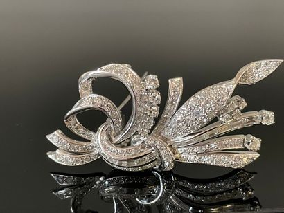 Deux broches en or gris et platine, sertie...