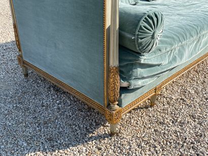 Grande banquette en bois sculpté et doré,...