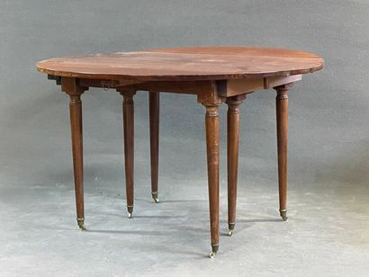 Table à volets à six pieds, en acajou.

XIX°...