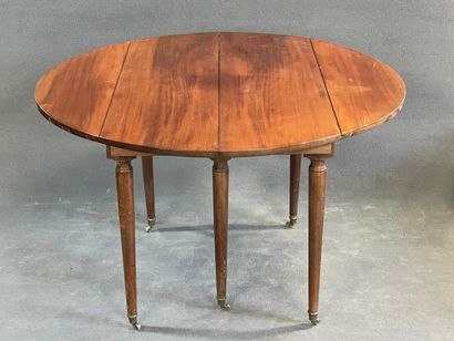 Table à volets à six pieds, en acajou.

XIX°...