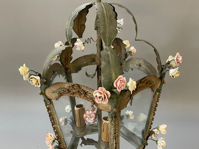 Lanterne en métal et tôle peints à décor...