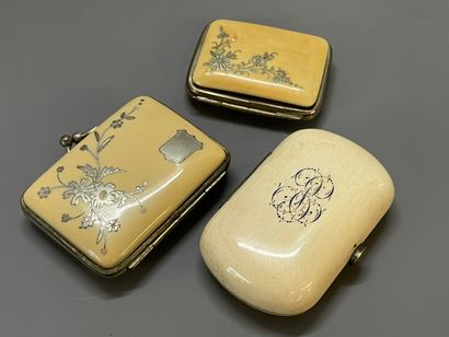 Collection de trois porte-monnaie en ivoirine...