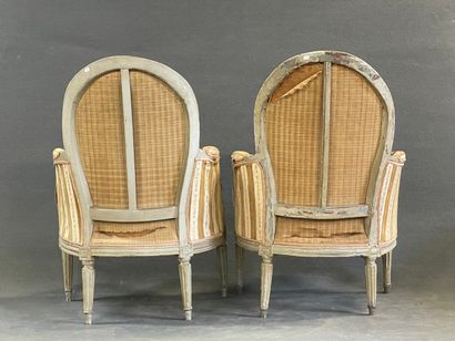 Paire de bergères en bois mouluré et laqué...