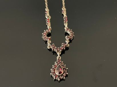 Collier ras de cou en argent et grenats.

L:...