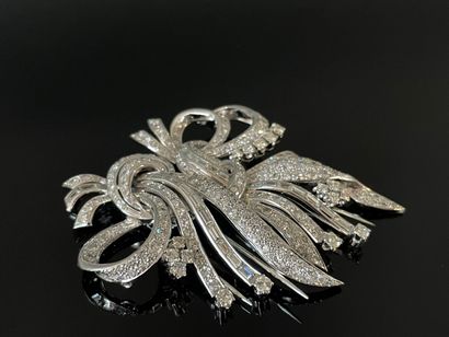 Deux broches en or gris et platine, sertie...