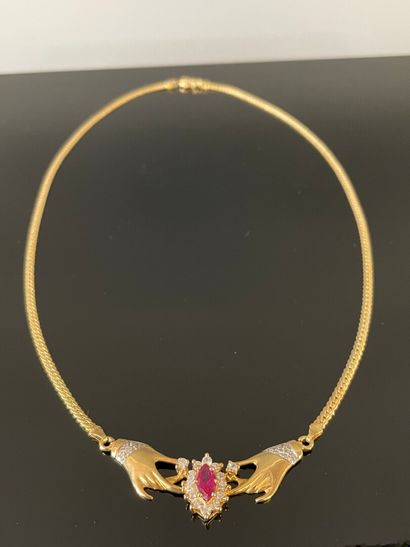 Collier en or, figurant deux mains soutenant...