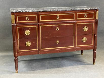 Commode en acajou et laiton, à ressaut central

Style...