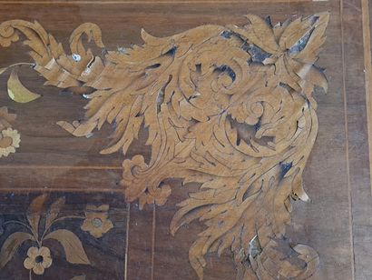 Table de milieu marquetée, quatre pieds marqetés,...