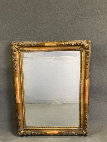 Miroir cadre en bois et stuc doré à décor...